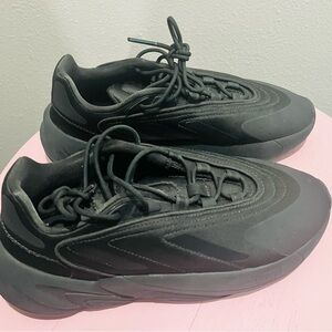 Big Boys Black Adidas’s size 5.5 - AdiPRENE in excellent used condition!